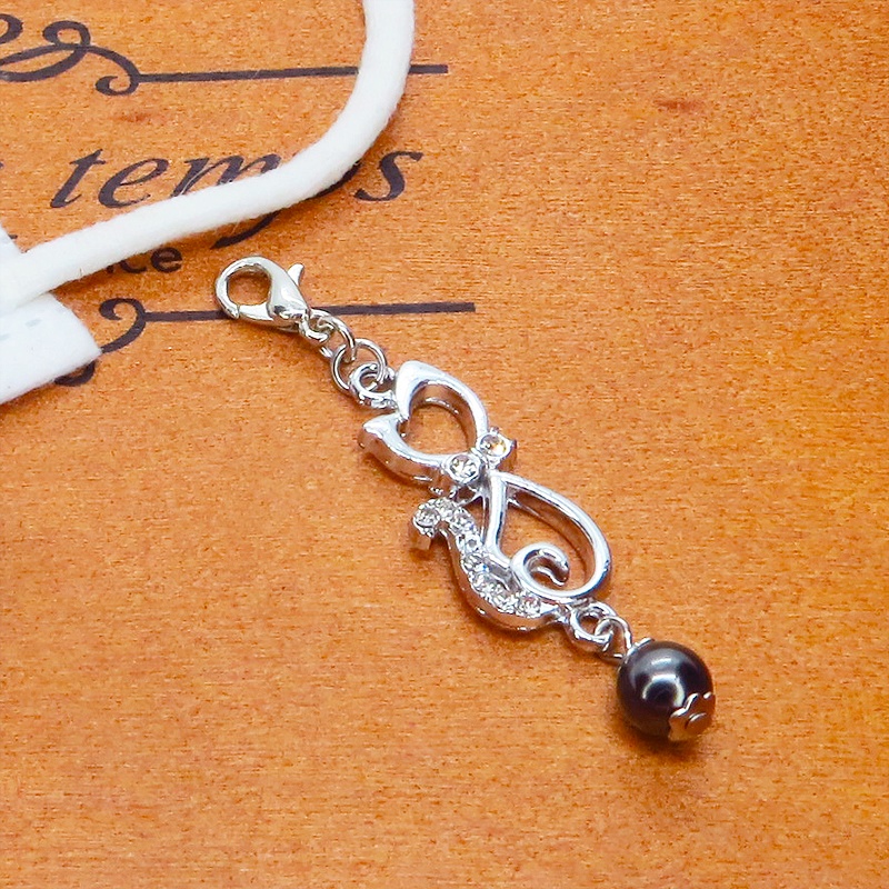 マスクチャーム ラインストーンが輝くシルバーカラーの猫モチーフとガラスパール(ブラック)の可愛いチャーム