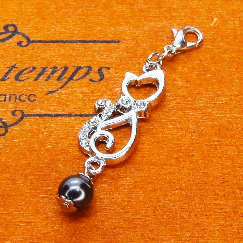 マスクチャーム ラインストーンが輝くシルバーカラーの猫モチーフとガラスパール(ブラック)の可愛いチャーム