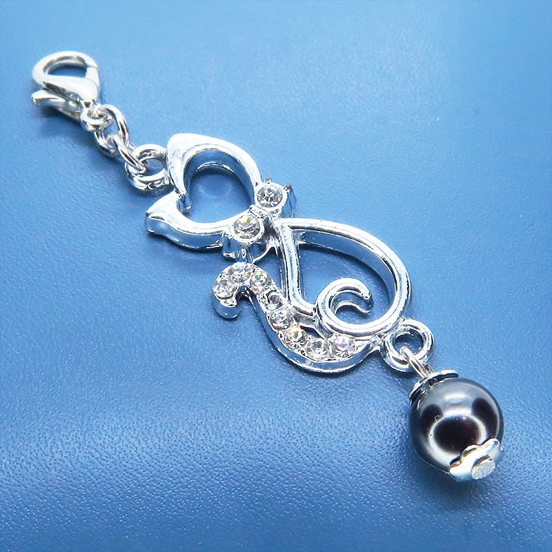 マスクチャーム ラインストーンが輝くシルバーカラーの猫モチーフとガラスパール(ブラック)の可愛いチャーム