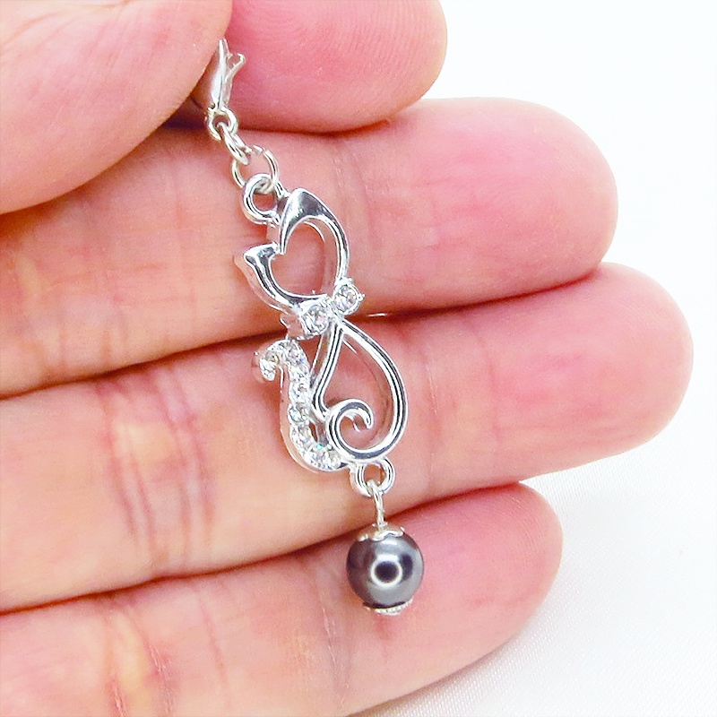 マスクチャーム ラインストーンが輝くシルバーカラーの猫モチーフとガラスパール(ブラック)の可愛いチャーム