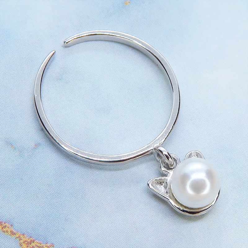 シルバー925 猫耳パールのチャームをつり下げた大人可愛いリング 淡水パール フリーサイズ ピンキーリング