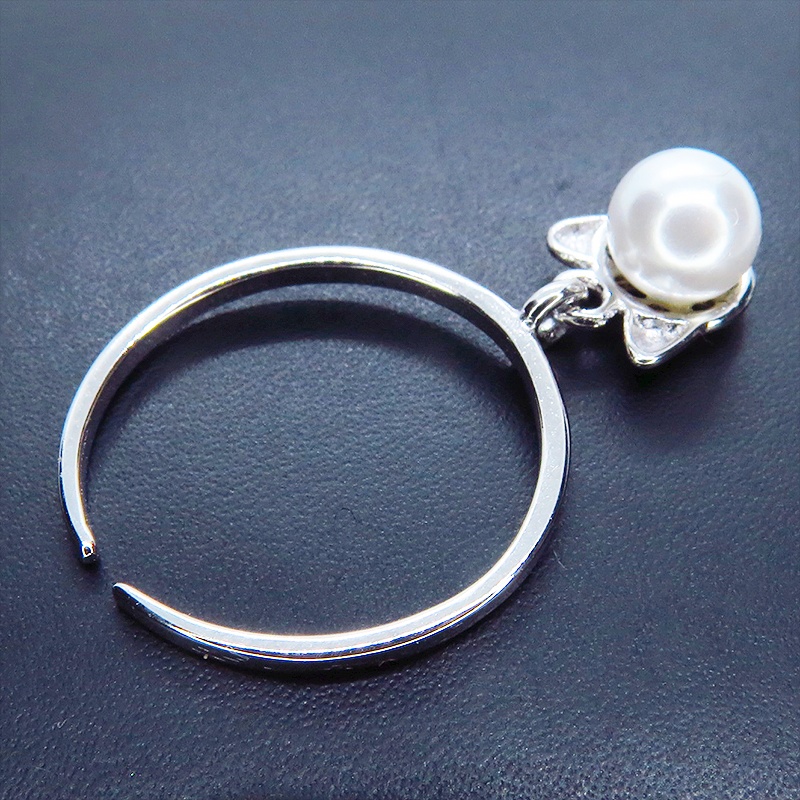 シルバー925 猫耳パールのチャームをつり下げた大人可愛いリング 淡水パール フリーサイズ ピンキーリング