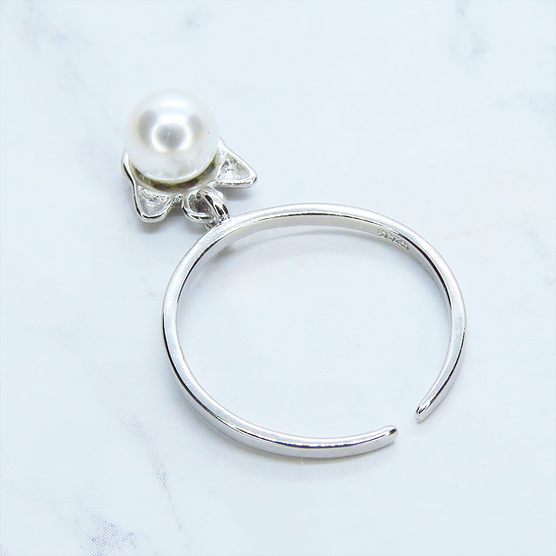 シルバー925 猫耳パールのチャームをつり下げた大人可愛いリング 淡水パール フリーサイズ ピンキーリング