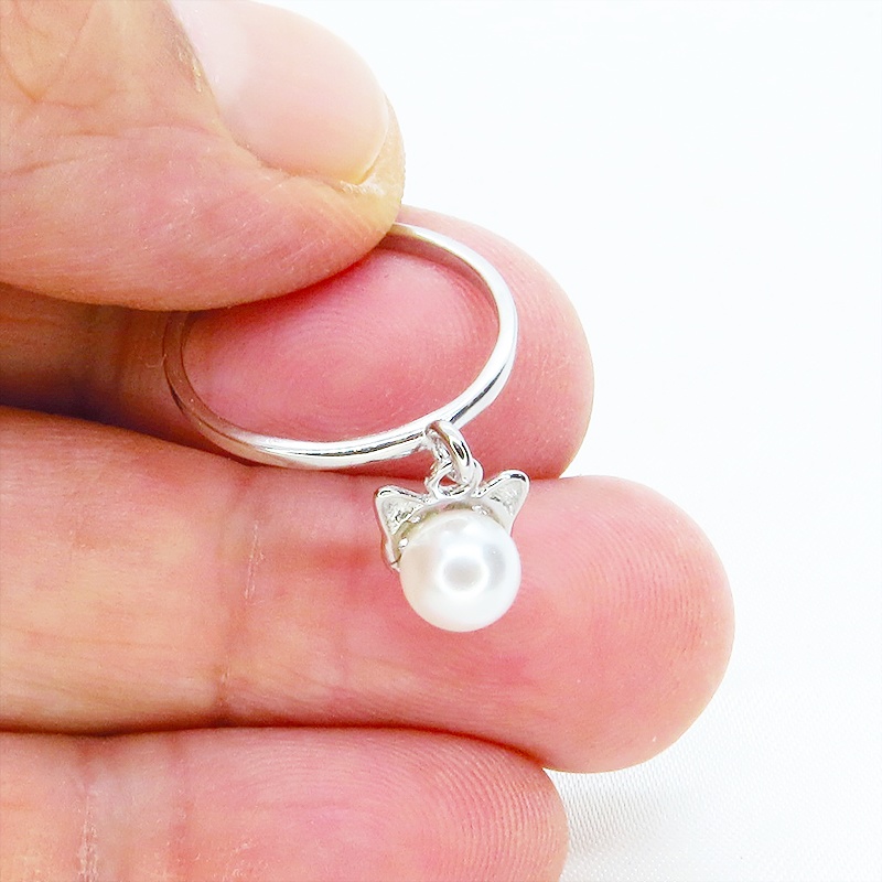 シルバー925 猫耳パールのチャームをつり下げた大人可愛いリング 淡水パール フリーサイズ ピンキーリング