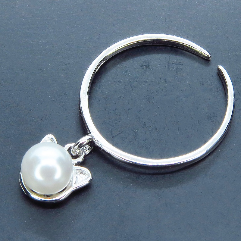 シルバー925 猫耳パールのチャームをつり下げた大人可愛いリング 淡水パール フリーサイズ ピンキーリング