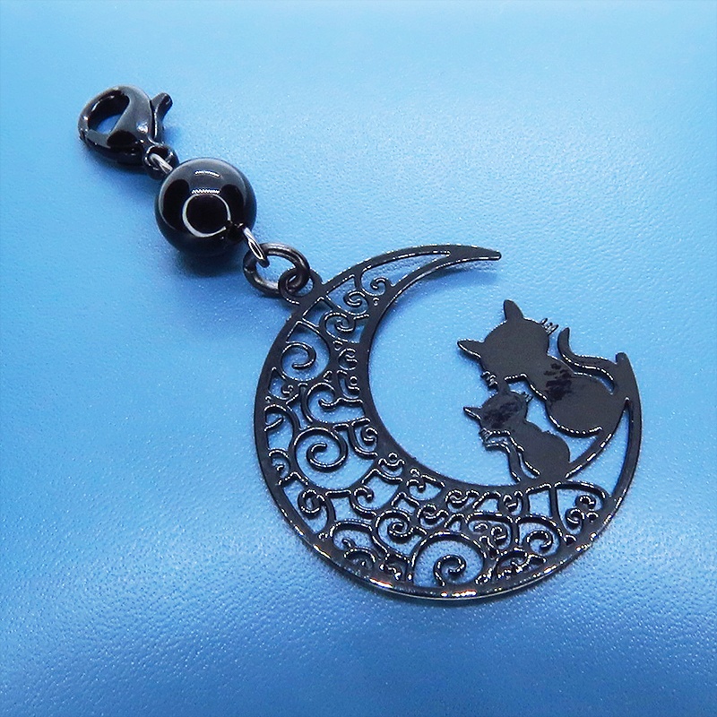 マスクチャーム アラベスク調の透かし模様の入った三日月と親子猫の可愛いモチーフとオニキスを組み合わせたブラックチャーム