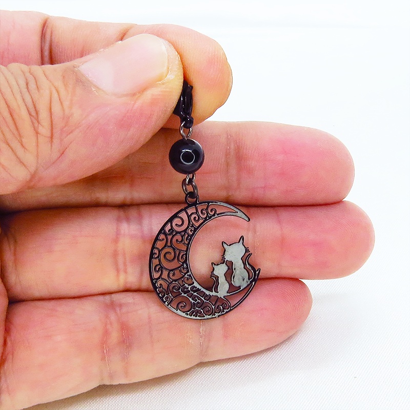 マスクチャーム アラベスク調の透かし模様の入った三日月と親子猫の可愛いモチーフとオニキスを組み合わせたブラックチャーム