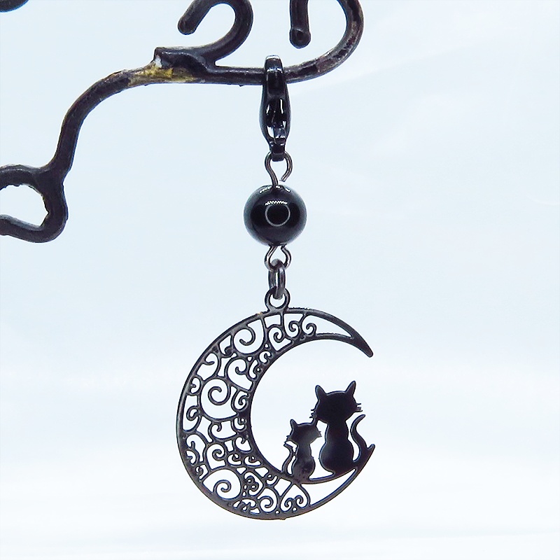 マスクチャーム アラベスク調の透かし模様の入った三日月と親子猫の可愛いモチーフとオニキスを組み合わせたブラックチャーム