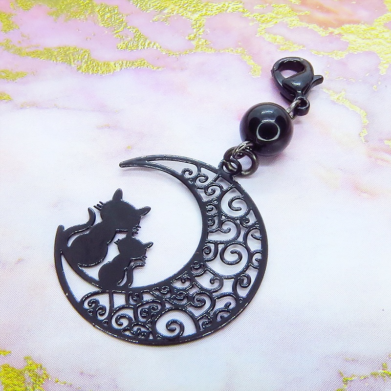 マスクチャーム アラベスク調の透かし模様の入った三日月と親子猫の可愛いモチーフとオニキスを組み合わせたブラックチャーム