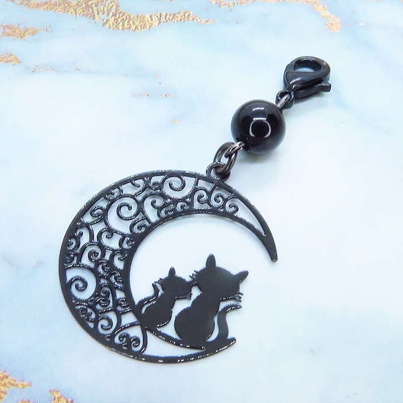 マスクチャーム アラベスク調の透かし模様の入った三日月と親子猫の可愛いモチーフとオニキスを組み合わせたブラックチャーム