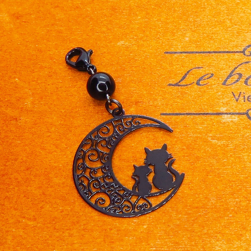マスクチャーム アラベスク調の透かし模様の入った三日月と親子猫の可愛いモチーフとオニキスを組み合わせたブラックチャーム
