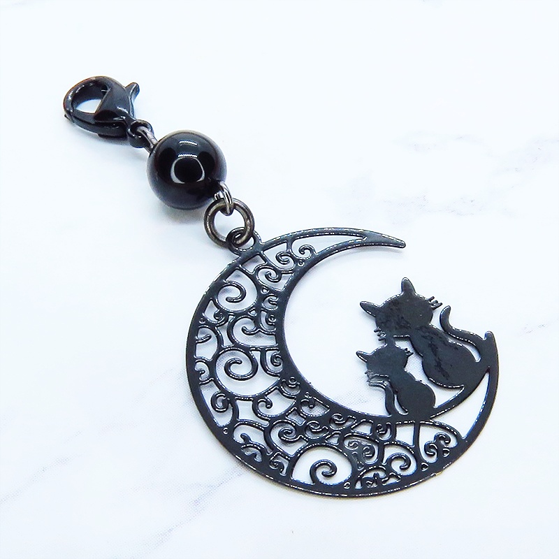マスクチャーム アラベスク調の透かし模様の入った三日月と親子猫の可愛いモチーフとオニキスを組み合わせたブラックチャーム