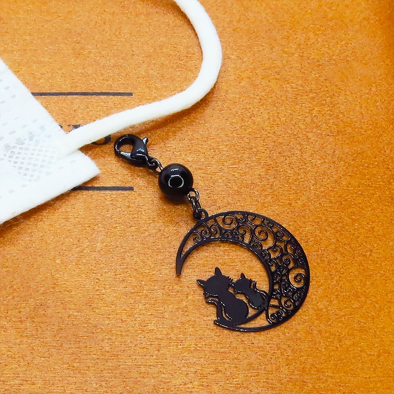 マスクチャーム アラベスク調の透かし模様の入った三日月と親子猫の可愛いモチーフとオニキスを組み合わせたブラックチャーム