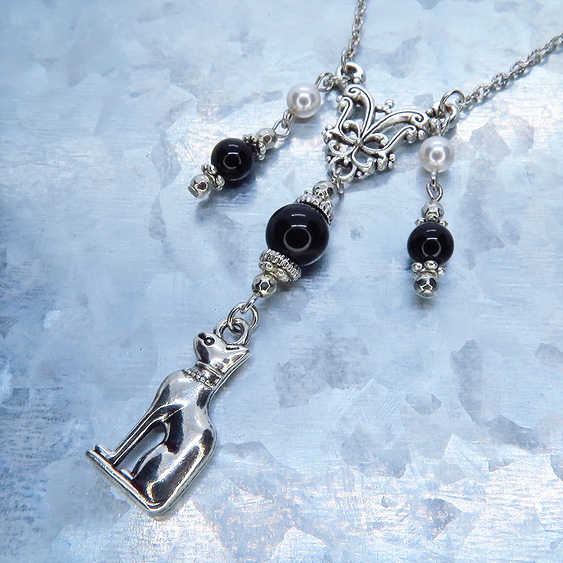 バステト 猫の女神 アンティークシルバー オリエンタル風オニキスとスワロフスキーパールを組合せたネックレス