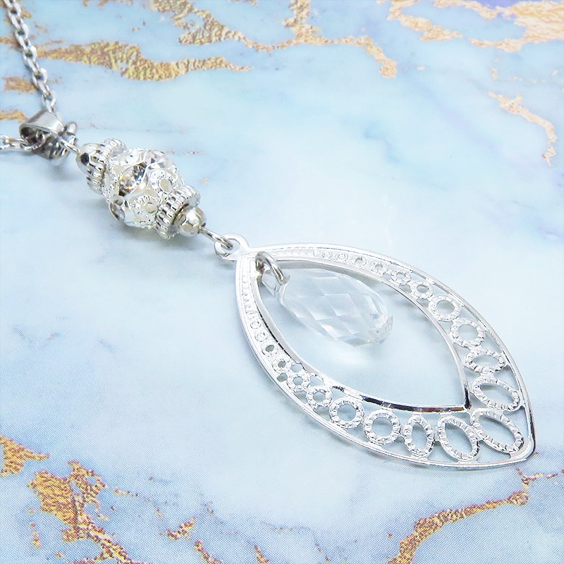 シルバーカラーのティアドロップ(しずく型)のネックレス ガラス メタルビーズ アジャスター追加可 SV925可