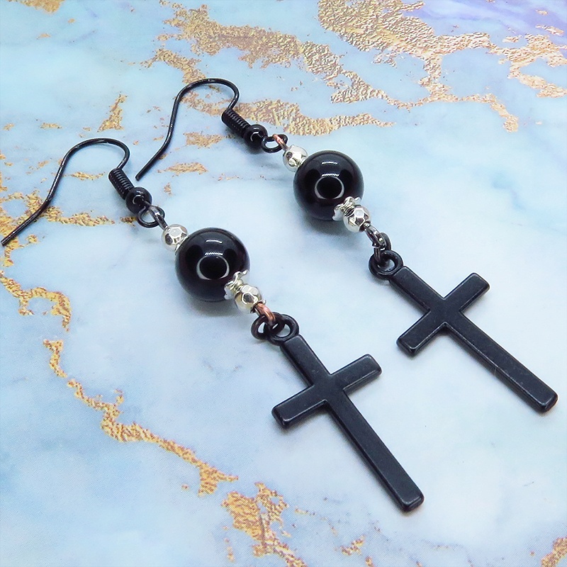 黒いロザリオ(十字架・クロス)とオニキスを組合せたブラックピアス アクセサリー メンズ レディース