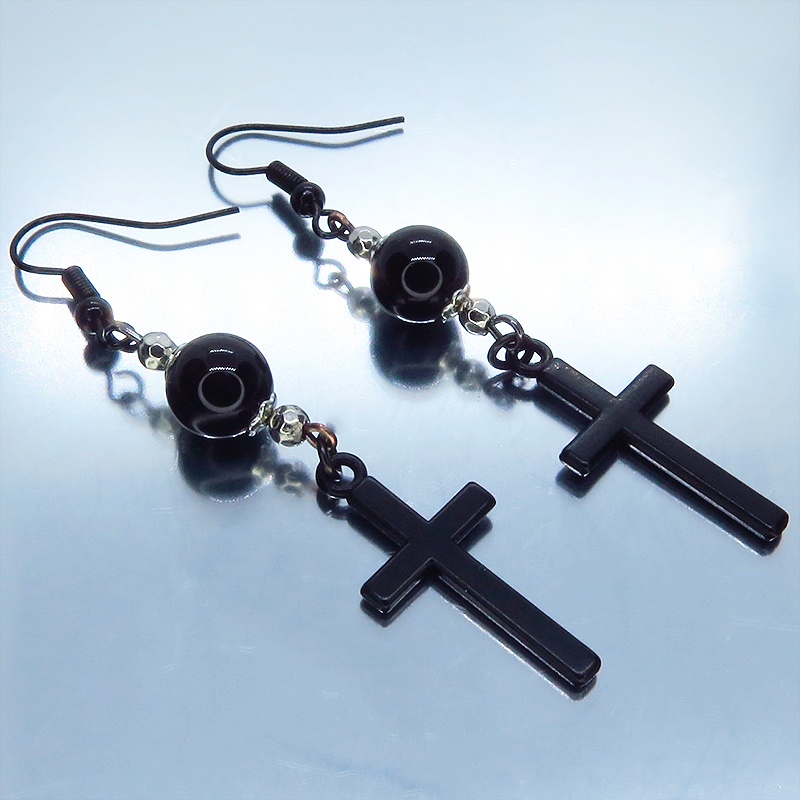 黒いロザリオ(十字架・クロス)とオニキスを組合せたブラックピアス アクセサリー メンズ レディース