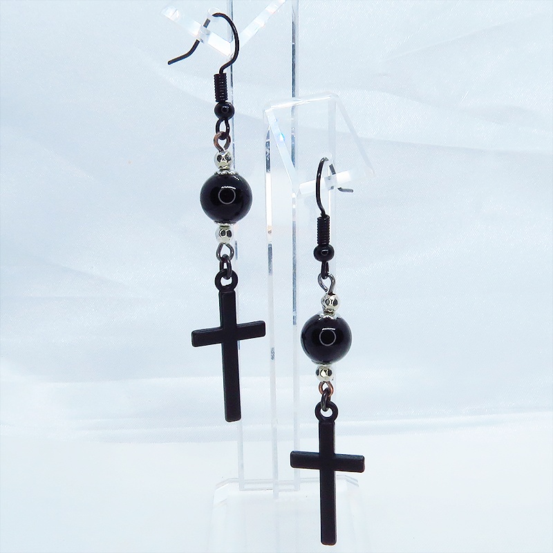 黒いロザリオ(十字架・クロス)とオニキスを組合せたブラックピアス アクセサリー メンズ レディース