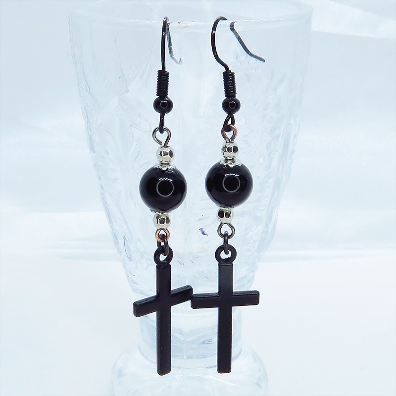 黒いロザリオ(十字架・クロス)とオニキスを組合せたブラックピアス アクセサリー メンズ レディース