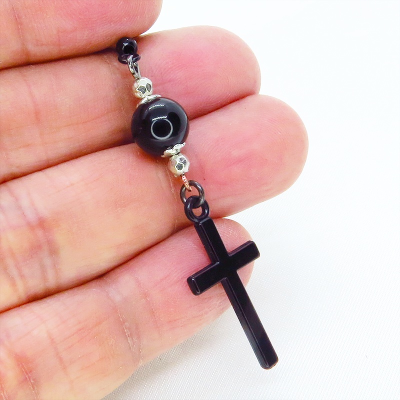 黒いロザリオ(十字架・クロス)とオニキスを組合せたブラックピアス アクセサリー メンズ レディース