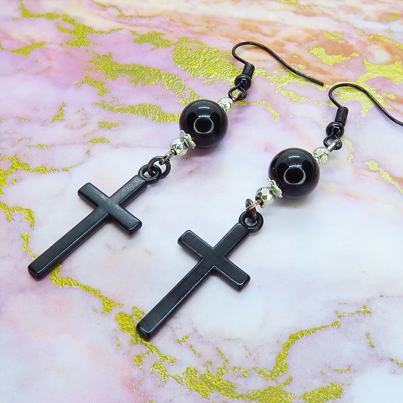 黒いロザリオ(十字架・クロス)とオニキスを組合せたブラックピアス アクセサリー メンズ レディース