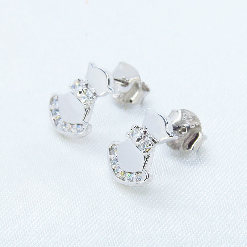 シルバー925 小さくてかわいい猫シルエットモチーフスタッドピアス キュービックジルコニア ワンポイント ポストピアス