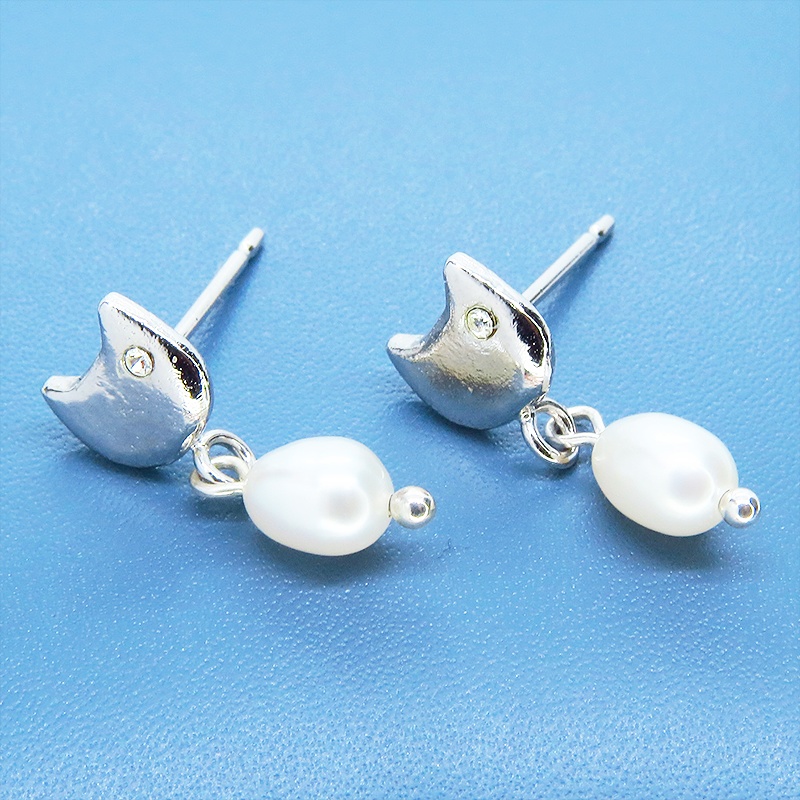 シルバー925 猫フェイスと淡水パールのかわいいスタッドピアス スワロフスキー 淡水パール ポストピアス