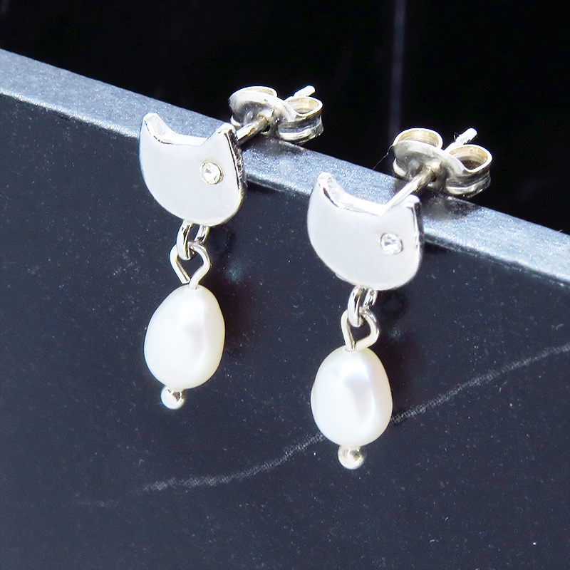 シルバー925 猫フェイスと淡水パールのかわいいスタッドピアス スワロフスキー 淡水パール ポストピアス