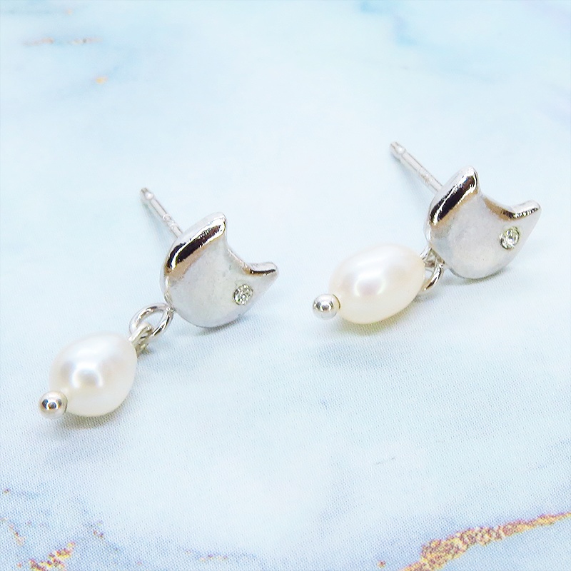 シルバー925 猫フェイスと淡水パールのかわいいスタッドピアス スワロフスキー 淡水パール ポストピアス