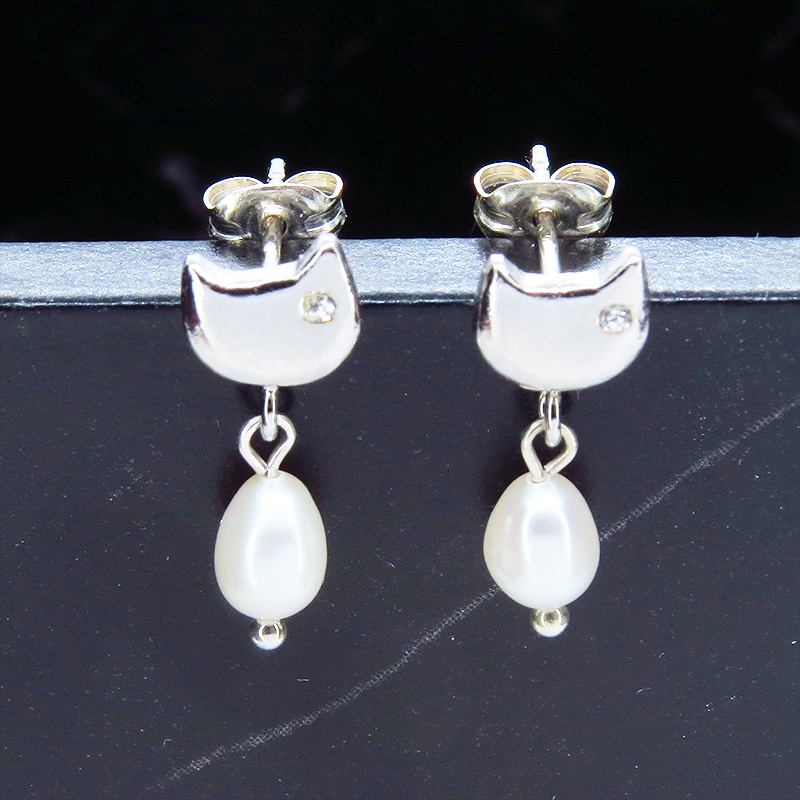 シルバー925 猫フェイスと淡水パールのかわいいスタッドピアス スワロフスキー 淡水パール ポストピアス