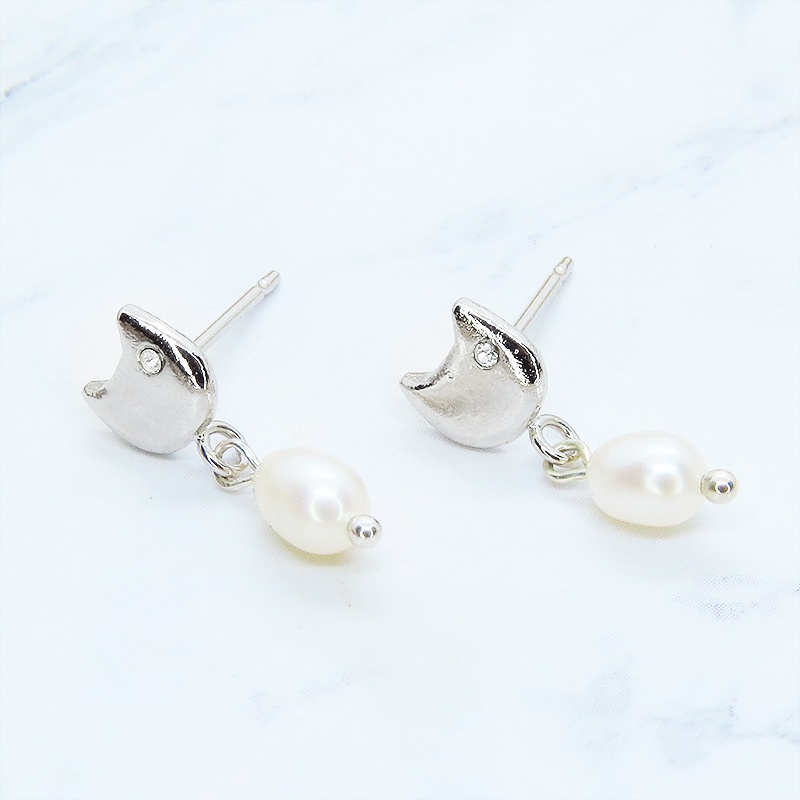 シルバー925 猫フェイスと淡水パールのかわいいスタッドピアス スワロフスキー 淡水パール ポストピアス