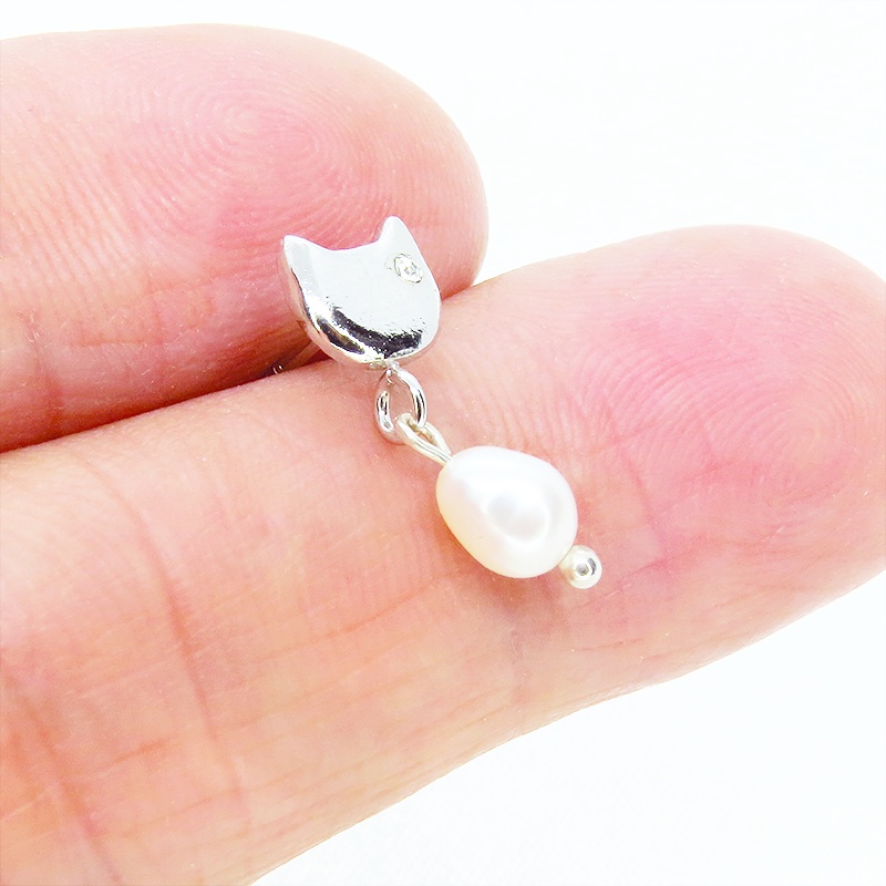 シルバー925 猫フェイスと淡水パールのかわいいスタッドピアス スワロフスキー 淡水パール ポストピアス