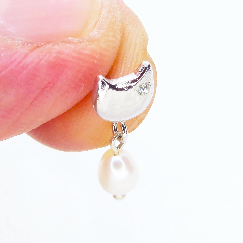 シルバー925 猫フェイスと淡水パールのかわいいスタッドピアス スワロフスキー 淡水パール ポストピアス