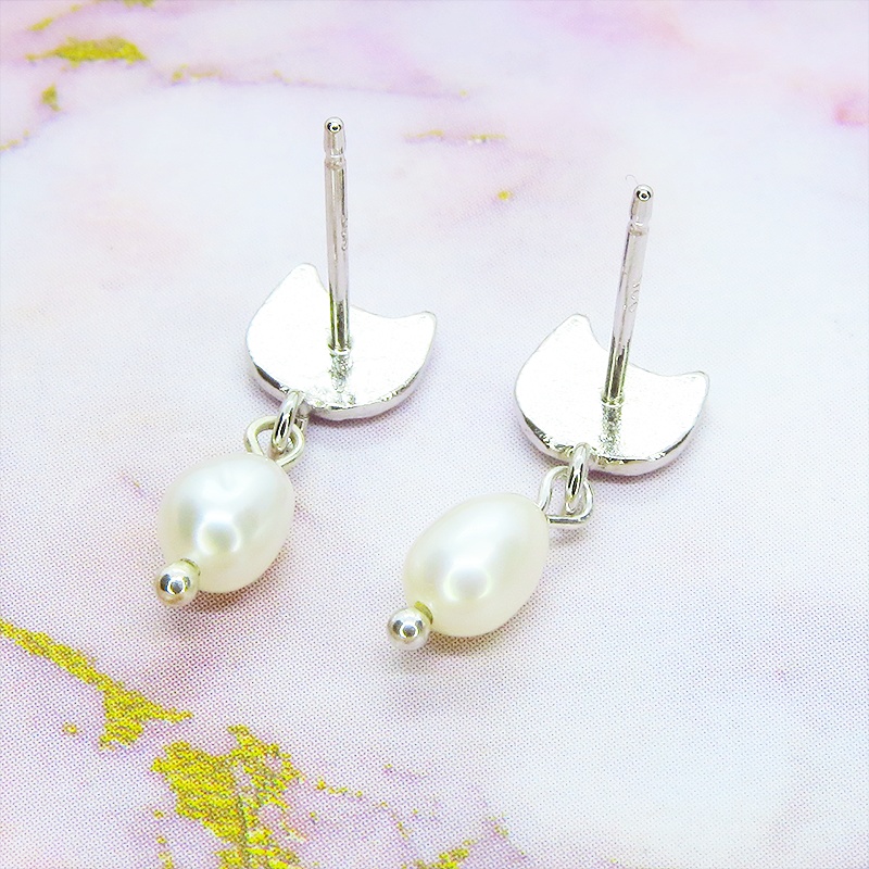 シルバー925 猫フェイスと淡水パールのかわいいスタッドピアス スワロフスキー 淡水パール ポストピアス