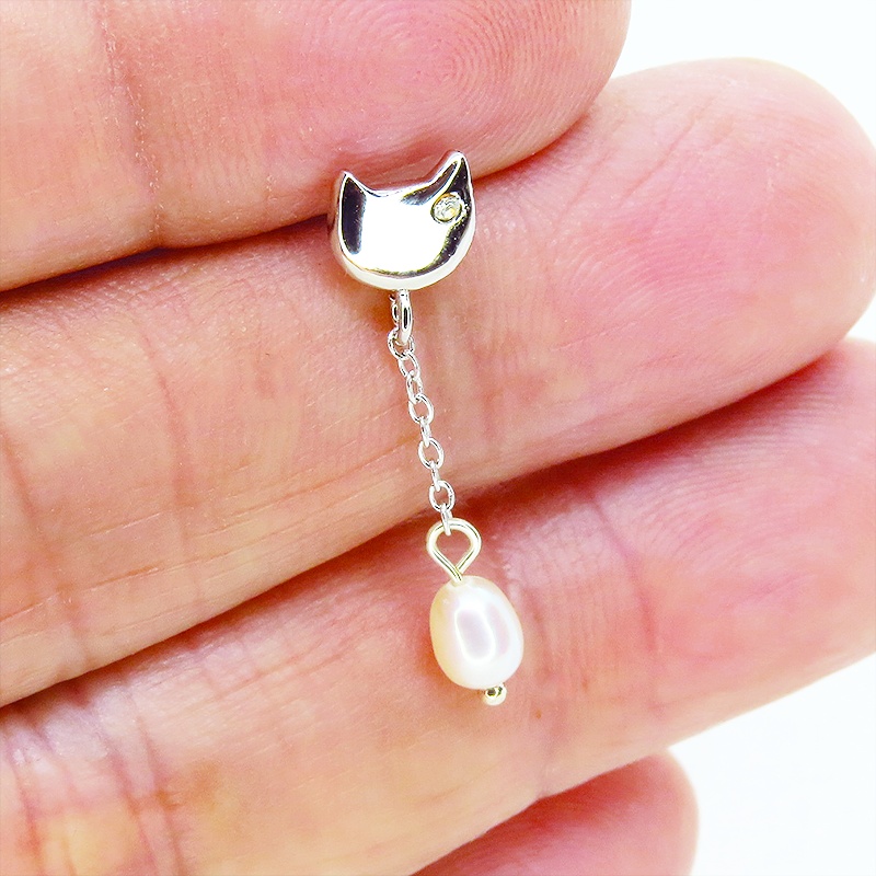 シルバー925 猫フェイスと淡水パールのかわいいスタッドピアス チェーン スワロフスキー 淡水パール ポストピアス