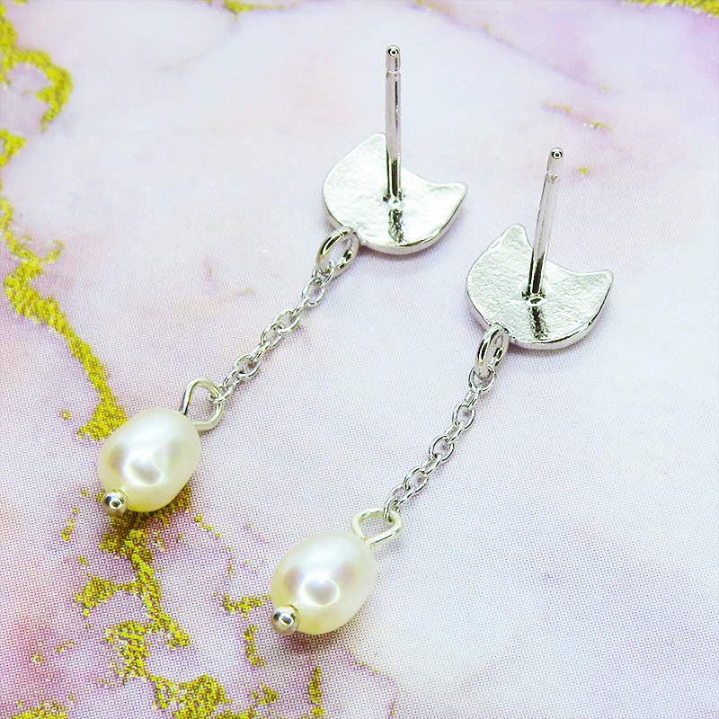 シルバー925 猫フェイスと淡水パールのかわいいスタッドピアス チェーン スワロフスキー 淡水パール ポストピアス