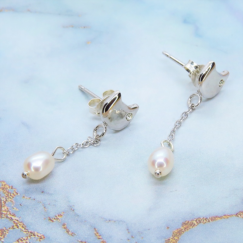 シルバー925 猫フェイスと淡水パールのかわいいスタッドピアス チェーン スワロフスキー 淡水パール ポストピアス