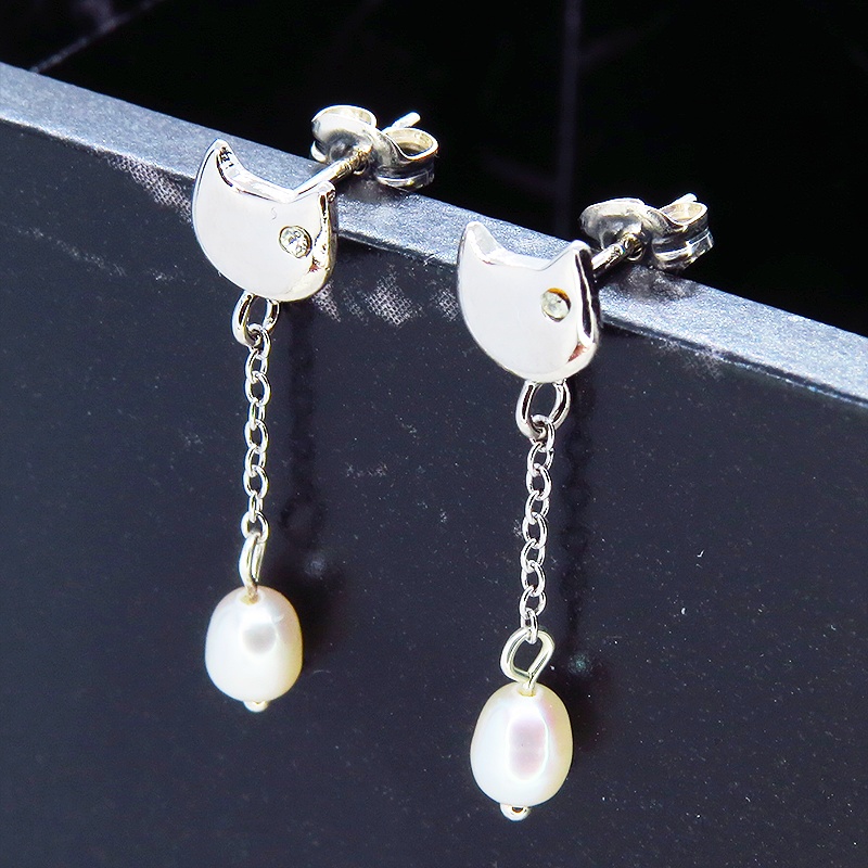 シルバー925 猫フェイスと淡水パールのかわいいスタッドピアス チェーン スワロフスキー 淡水パール ポストピアス
