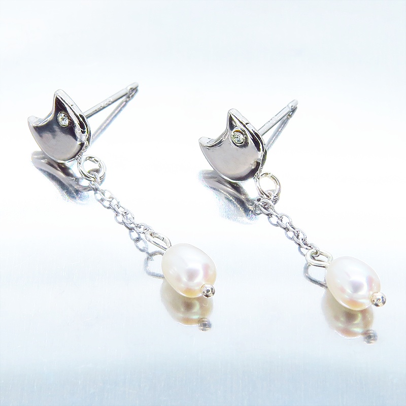 シルバー925 猫フェイスと淡水パールのかわいいスタッドピアス チェーン スワロフスキー 淡水パール ポストピアス