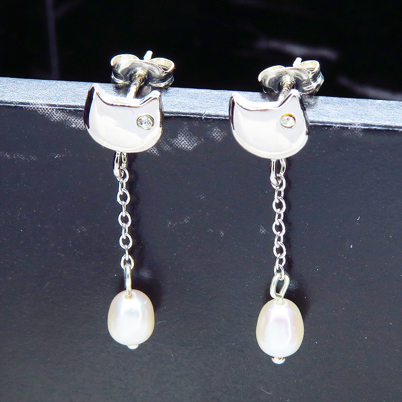 シルバー925 猫フェイスと淡水パールのかわいいスタッドピアス チェーン スワロフスキー 淡水パール ポストピアス