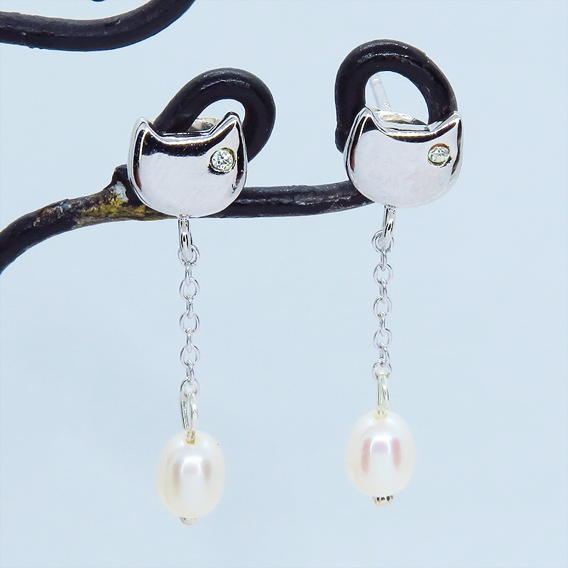 シルバー925 猫フェイスと淡水パールのかわいいスタッドピアス チェーン スワロフスキー 淡水パール ポストピアス