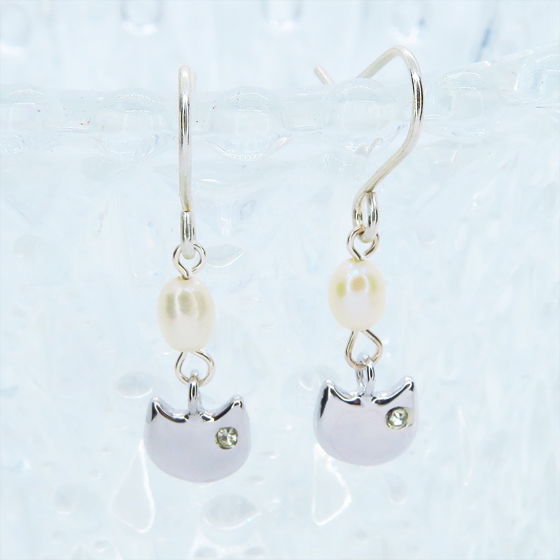 シルバー925 猫フェイスと淡水パールのかわいいフックピアス スワロフスキー 淡水パール