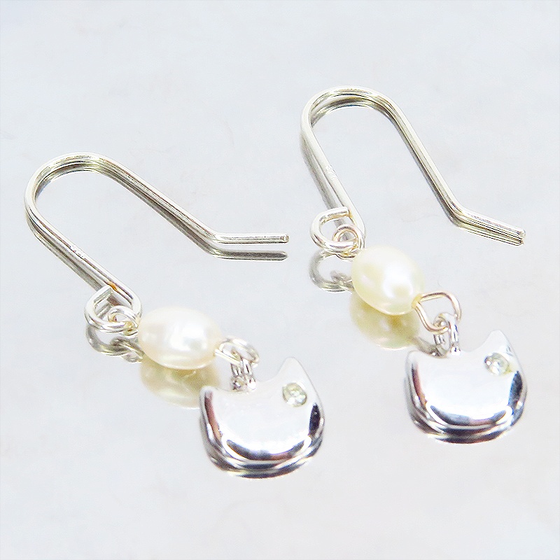 シルバー925 猫フェイスと淡水パールのかわいいフックピアス スワロフスキー 淡水パール