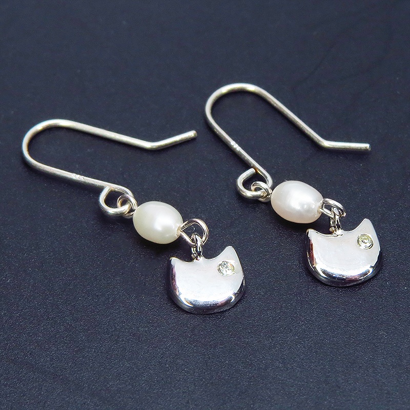 シルバー925 猫フェイスと淡水パールのかわいいフックピアス スワロフスキー 淡水パール