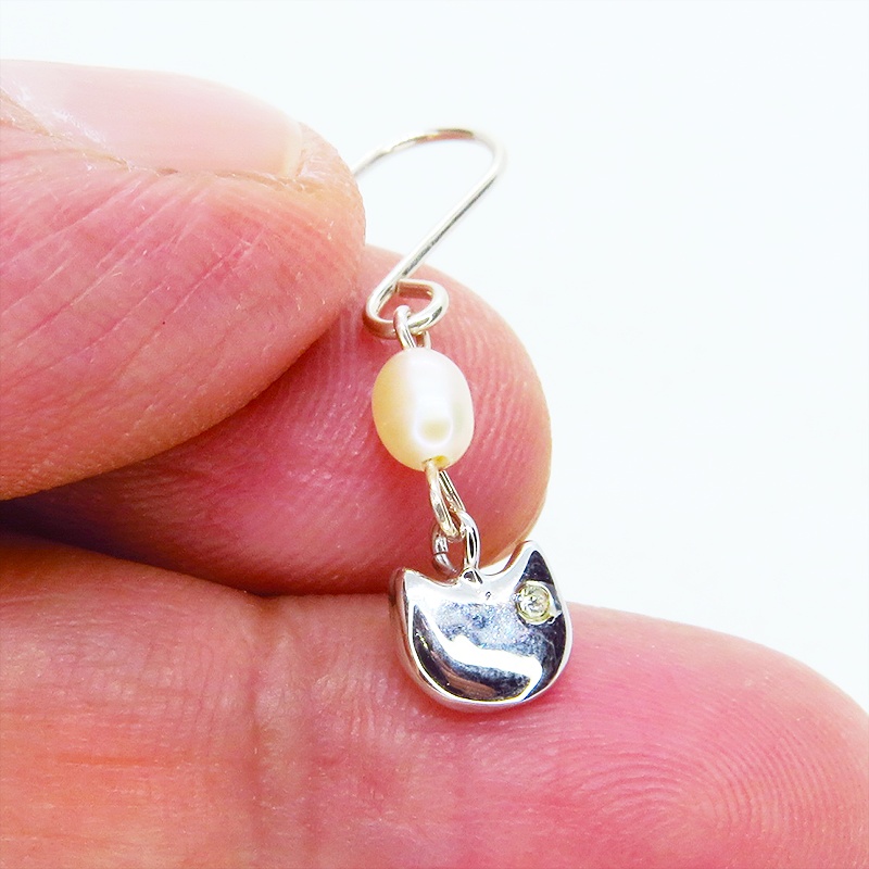 シルバー925 猫フェイスと淡水パールのかわいいフックピアス スワロフスキー 淡水パール