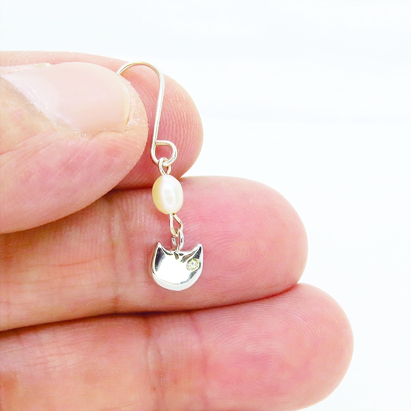 シルバー925 猫フェイスと淡水パールのかわいいフックピアス スワロフスキー 淡水パール