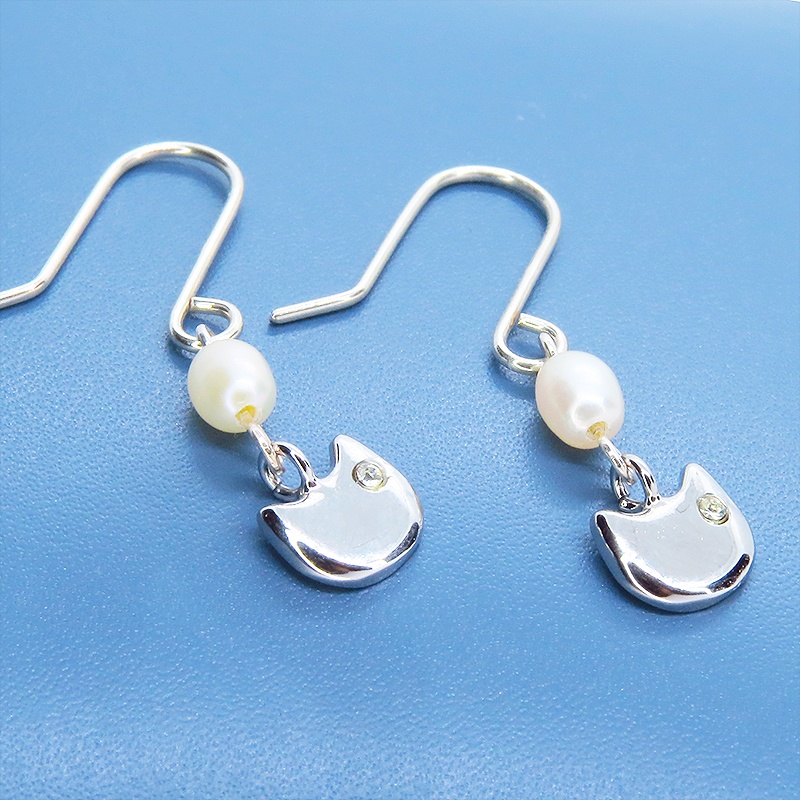 シルバー925 猫フェイスと淡水パールのかわいいフックピアス スワロフスキー 淡水パール
