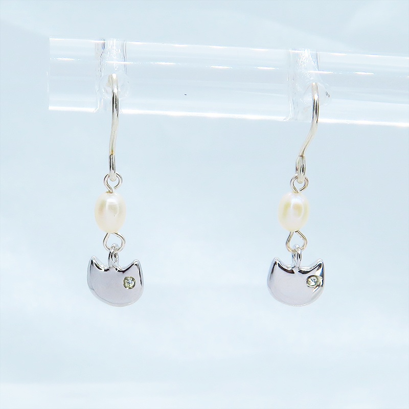 シルバー925 猫フェイスと淡水パールのかわいいフックピアス スワロフスキー 淡水パール