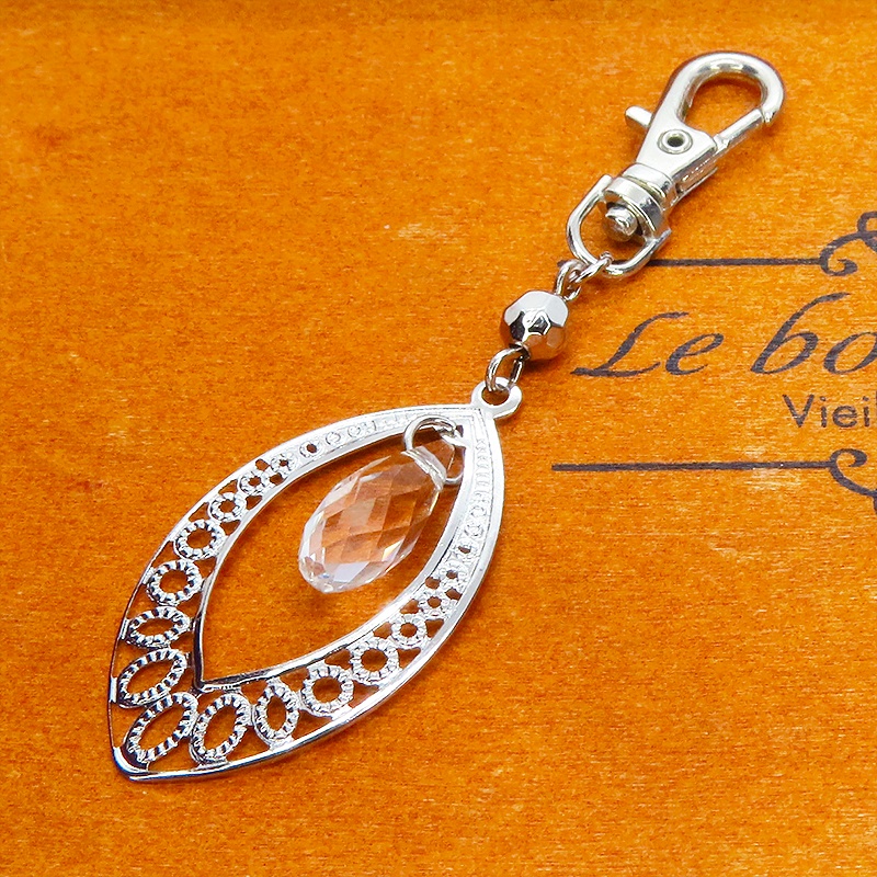 シルバーカラーのティアドロップ(しずく型)のキーホルダー ガラス メタルビーズ バッグチャーム