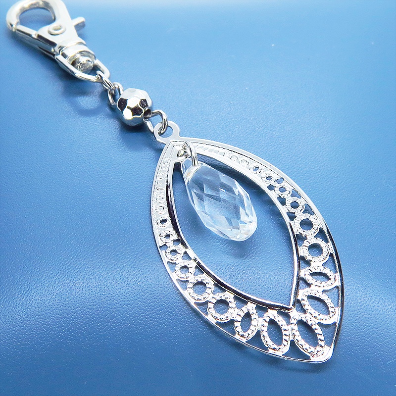 シルバーカラーのティアドロップ(しずく型)のキーホルダー ガラス メタルビーズ バッグチャーム